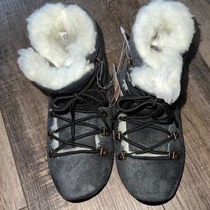 NWOT Kids Winter Boots. Size S